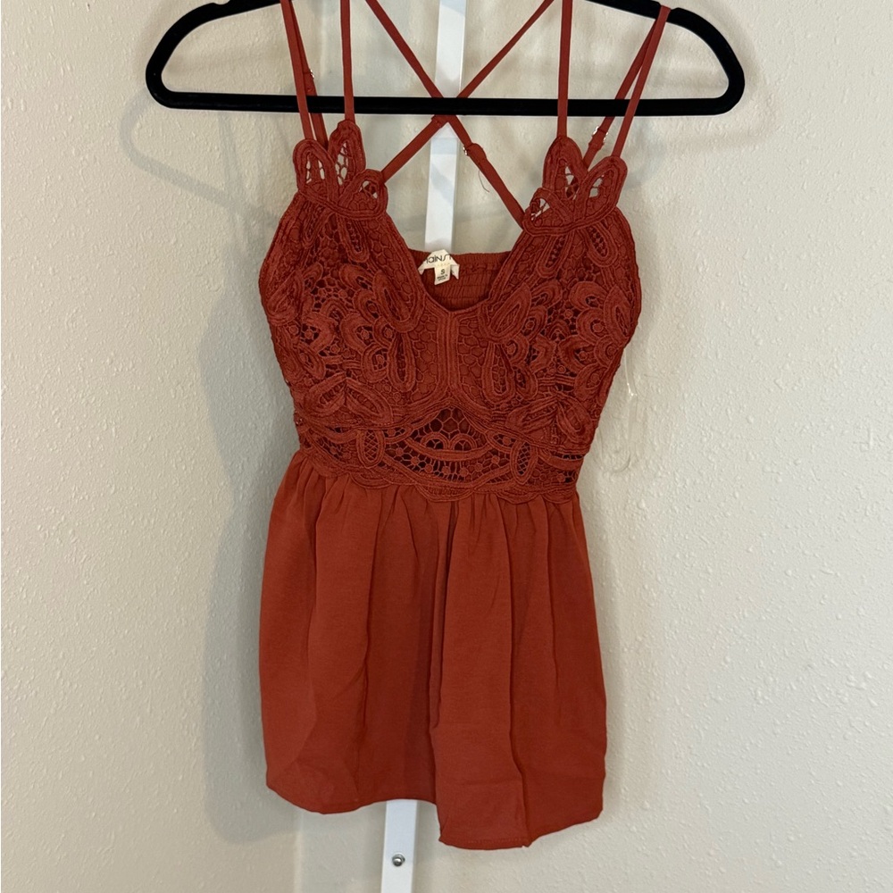 Main Strip Rust Lace top